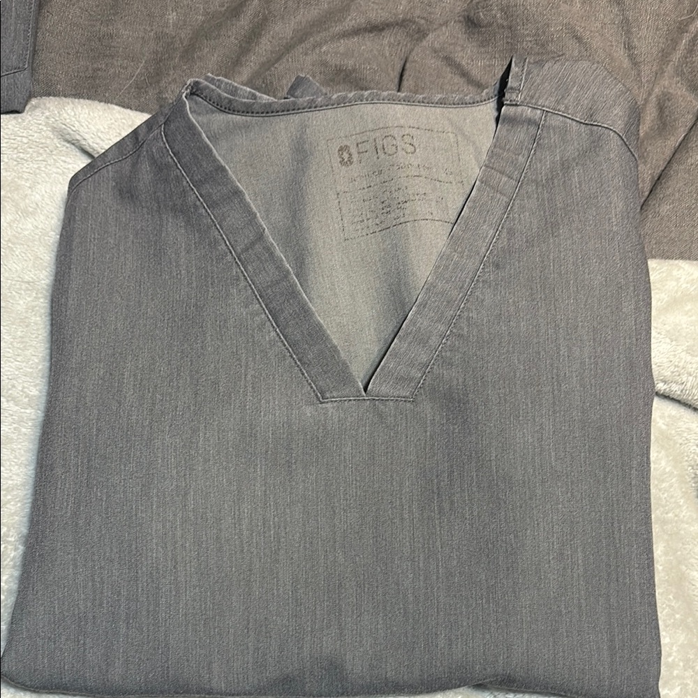 Figs Men's V-Neck Sweater in Charcoal